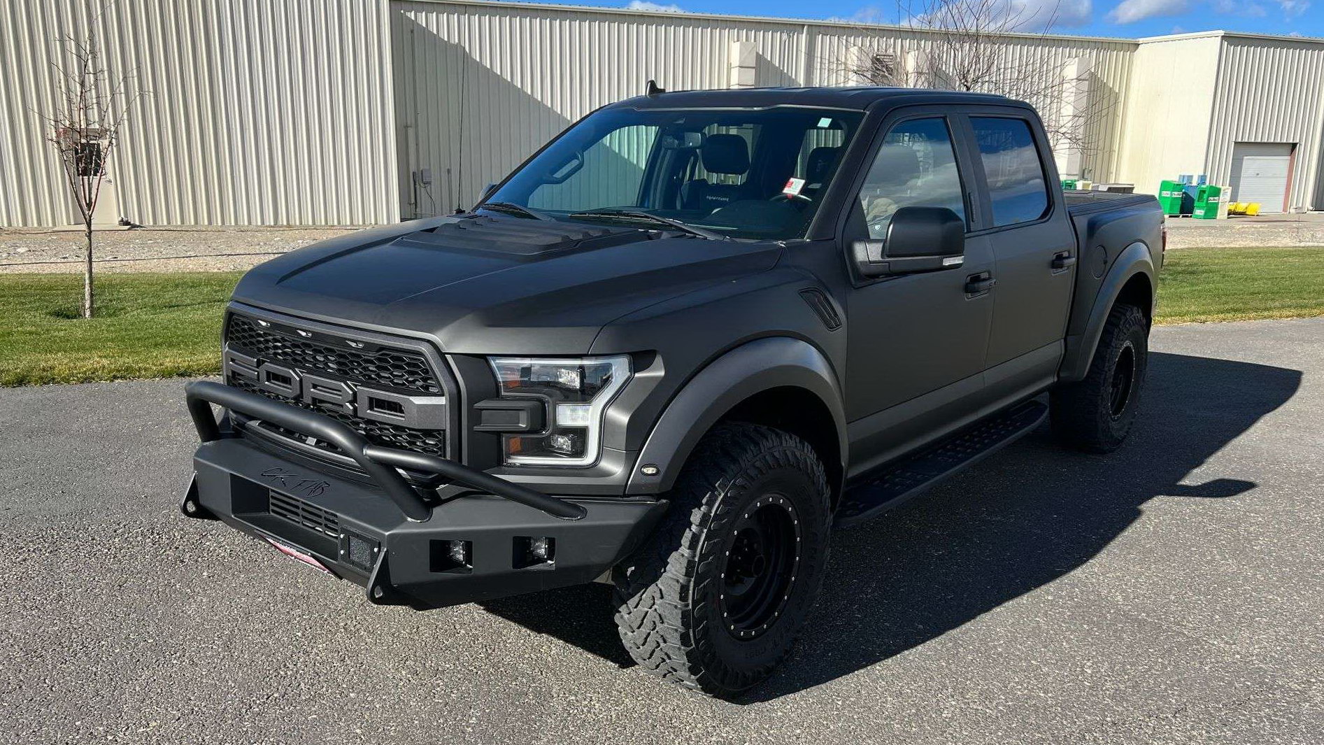 Бывший муж Ким Кардашьян продал свой пикап Ford F-150 Raptor за рекордную сумму